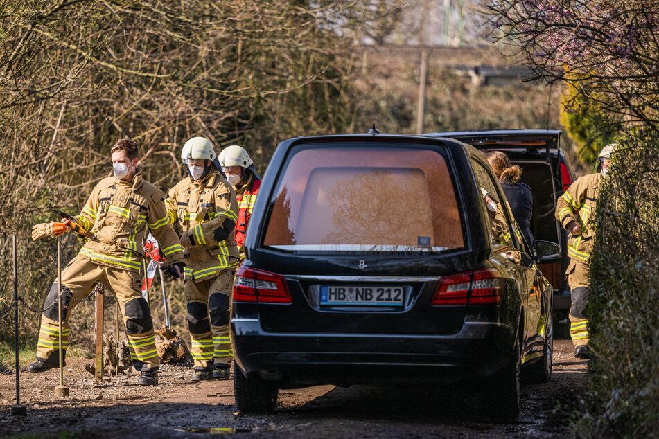 Beim Brand einer Gartenlaube in Bremen starben in der Nacht zu Sonntag drei Menschen. Inzwischen sind ihre Identitäten geklärt.