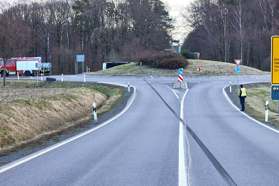 Die Spuren des Unfalls sind deutlich zu sehen. Der Transporter raste über den Kreisverkehr und überschlug sich dabei, ehe er auf der anderen Seite zum Liegen kam.