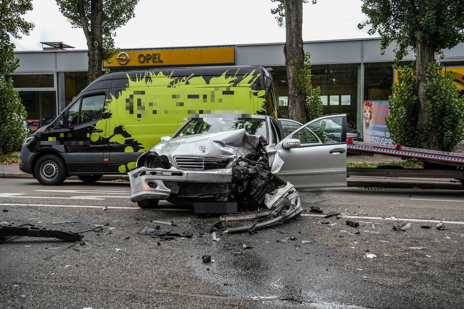 Der silberne Mercedes wurde im vorderen Bereich ebenso schwer in Mitleidenschaft gezogen.