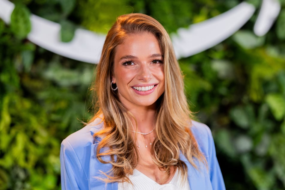 Die Moderatorin macht auf Sicherheitslücken und die Gefahr durch Stalker aufmerksam.