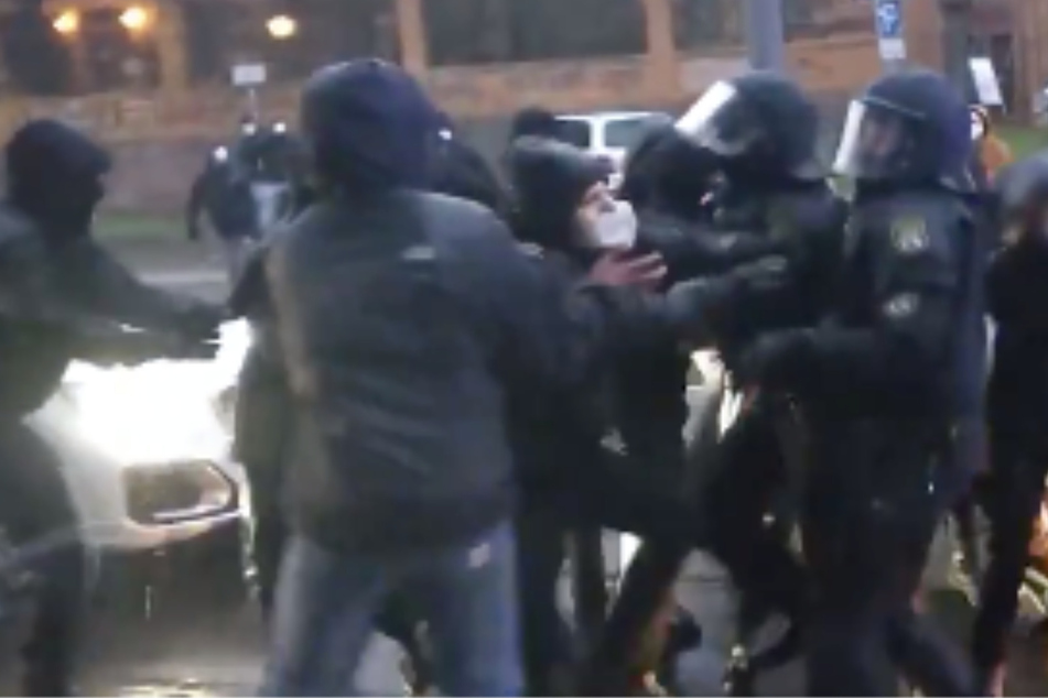Polizist boxt Demonstrant ins Gesicht! Interne Ermittlungen nach Schock-Video