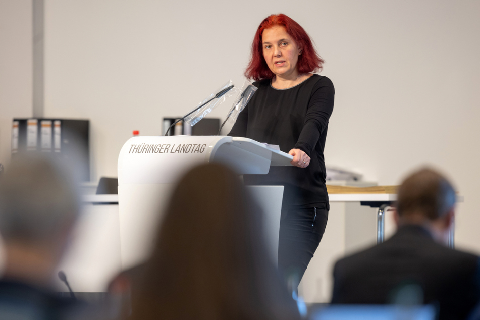 Die Fraktionsvorsitzende von Bündnis 90/Die Grünen, Astrid Rothe-Beinlic (47), spricht beim Sonderplenum des Thüringer Landtags. Sie fordert die aktuelle Impfreihenfolge aufzuheben.