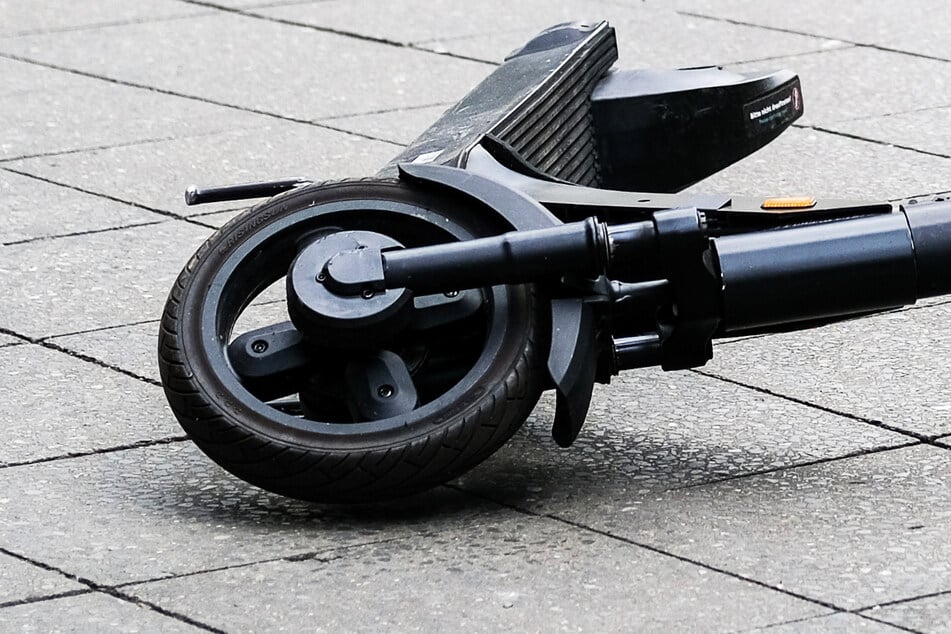Die Polizei rät allen E-Scooter-Fahrern dringend dazu, Fahrradhelme zu tragen, um sich bei Stürzen gegen schwere Kopfverletzungen zu schützen. (Symbolbild)