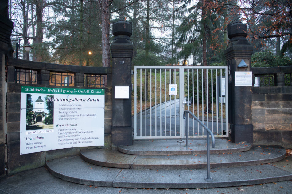Das Tor zum Krematorium der Städtischen Dienstleistungs-GmbH Zittau Bestattungswesen auf dem Friedhof ist verschlossen.