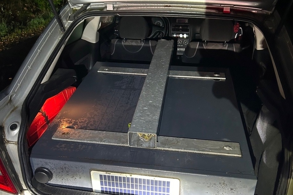 Der geklaute Zigarettenautomat im Kofferraum eines Opel Astra.