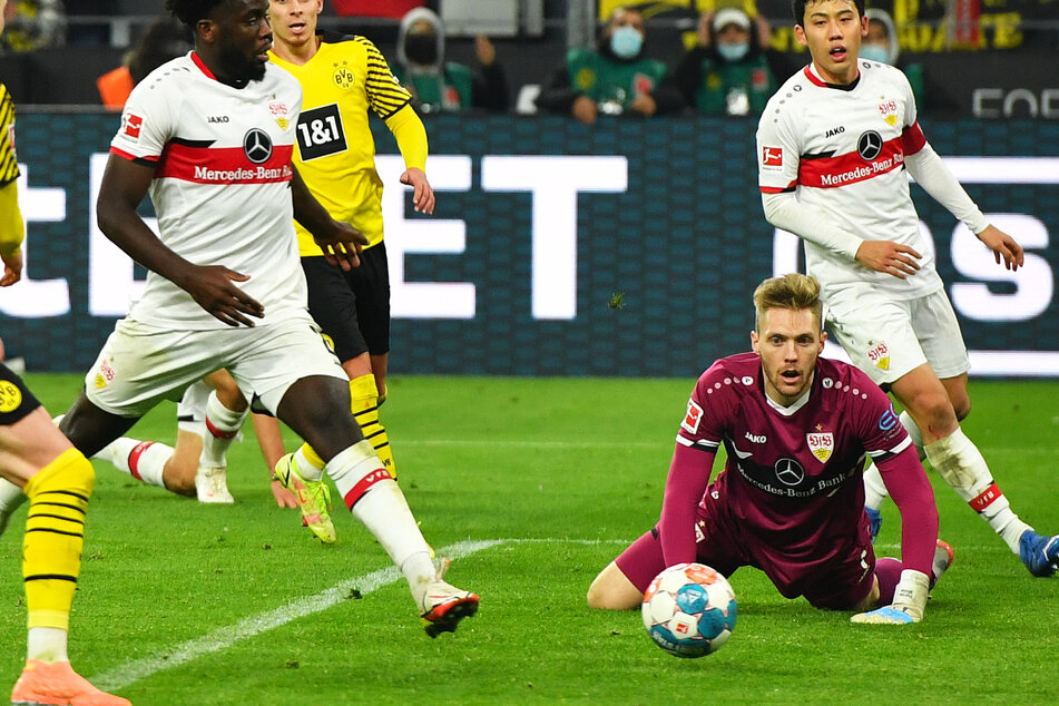 VfB-Keeper Florian Müller (24, 2.v.r.) kann gegen den BVB nur noch zuschauen, wie das entscheidende Tor zum Dortmunder 2:1 fällt.