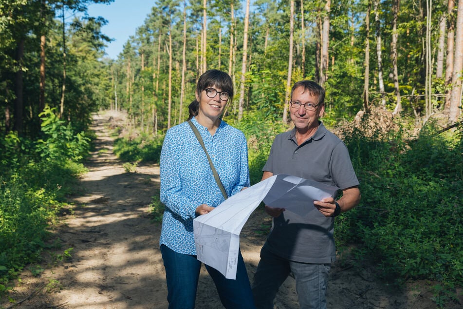Freude über Kompromiss: Sachsen-Netze-Projekteiter Frank Wagner (59) und Tanja Fischer (58) vom Verein Bürgerschaft Hellerau sprachen über die neue Route für die Stromtrasse durch die Heide.