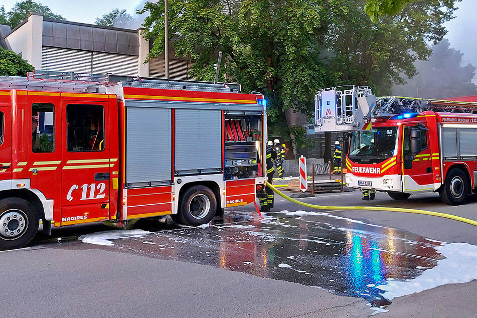 Die Münchner Feuerwehr war mit einem Großaufgebot vor Ort im Einsatz.