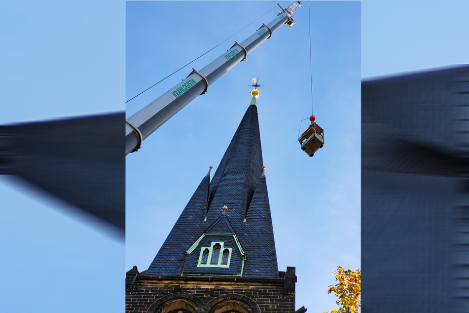 Fachleute aus Wurzen holten den Wetterhahn samt Kreuz von der Turmspitze des unter Denkmalschutz stehenden Sakralbaus.
