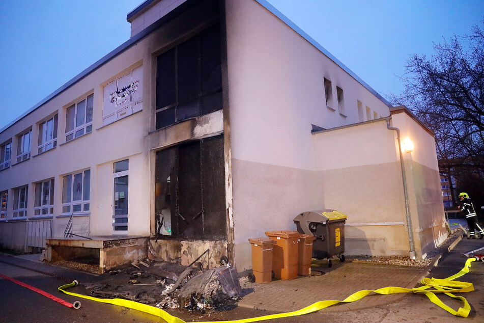 Die Flammen schlugen auch auf eine Hausfassade über und zerstörten Fenster.