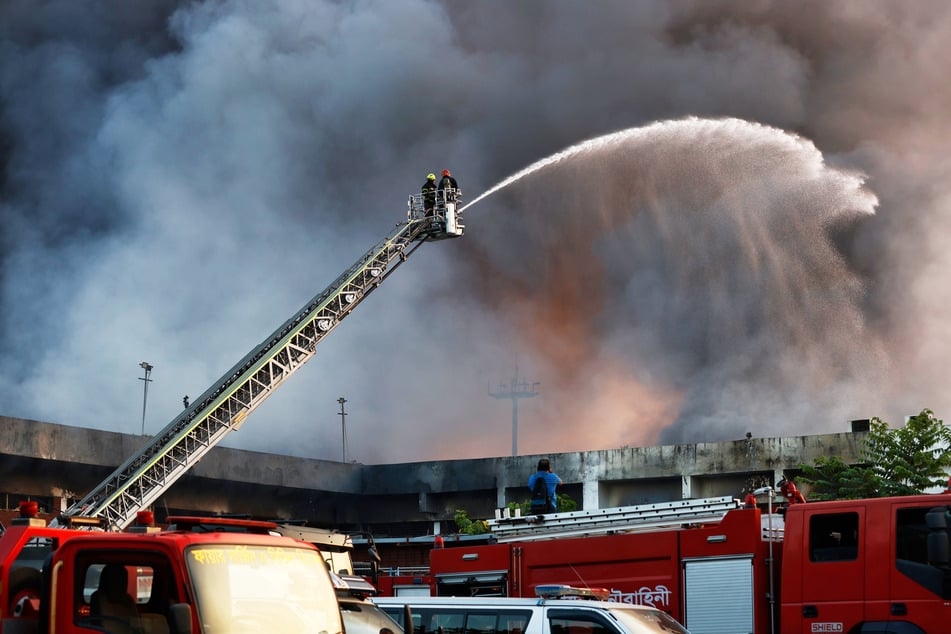 Feuerwehrleute während der Löscharbeiten. Nach dem Ausbruch eines Feuers ist der Flugbetrieb komplett eingestellt.