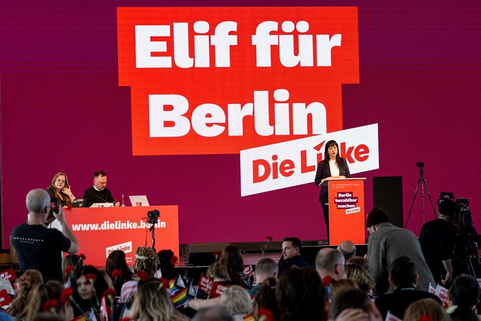 Elif Eralp, Spitzenkandidatin Die Linke Berlin, spricht auf dem Parteitag.