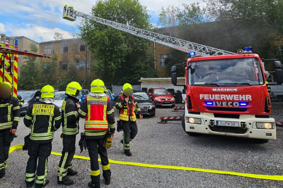 Chemnitz: Wurde hier gezündelt? Feuerwehreinsatz in altem Industriegebäude in Chemnitz