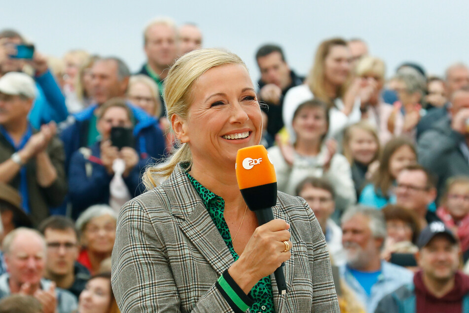 Natürlich darf sie nicht fehlen: Moderatoren-Legende Andrea "Kiwi" Kiewel (57) wird auch in dieser Saison durch den ZDF-Fernsehgarten führen.