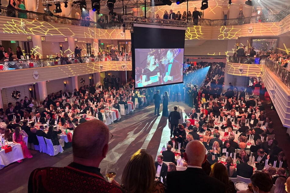 Der 50. Deutscher Filmball hat begonnen. Die Spitzenorganisation der Filmwirtschaft (SPIO) lädt seit 1974 zur festlichen Gala im Bayerischen Hof.