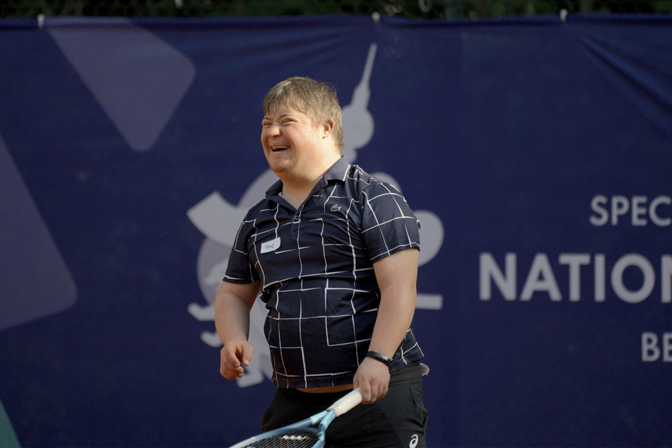 Timo (26, Foto) aus Hamburg spielt seit 2014 leidenschaftlich Tennis. Zusammen mit seiner Schwester Gina (22) wird er bei den Special Olympics World Games in Berlin im Tennis-Doppel antreten.