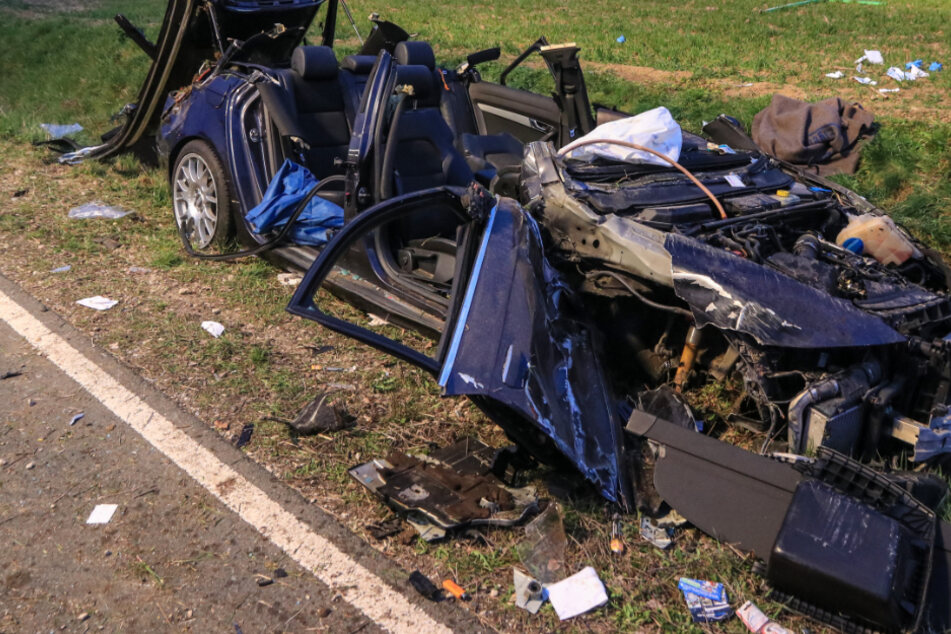 Autofahrer will einen Traktor überholen und rast frontal in Gegenverkehr