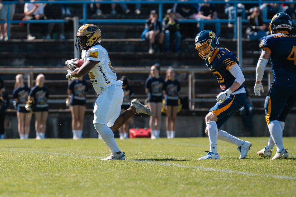 David Moore III. (l.) machte seine ersten beiden Touchdowns für die Monarchs.