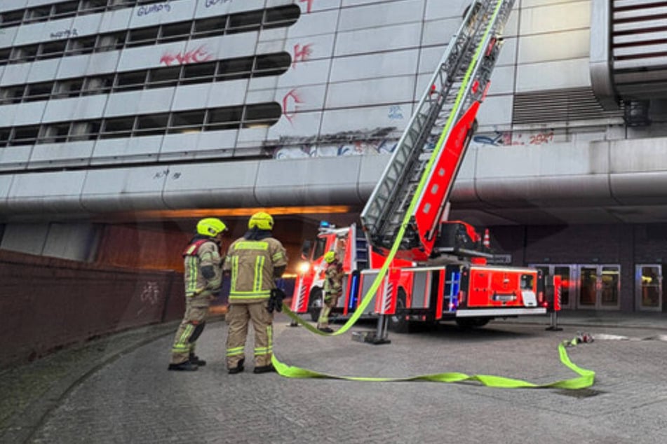 Die Feuerwehr war nach eigenen Angaben mit mehr als 80 Einsatzkräften vor Ort.