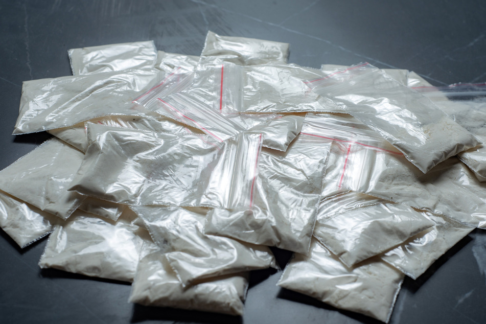 Kölner Zivilfahnder haben am Dienstagabend an der Autobahnraststätte Frechen zwei mutmaßliche Drogenkuriere (43, 51) festgenommen. Die Männer hatten rund 50 Gramm Kokain bei sich (Symbolbild).