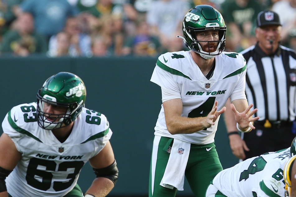 NY quarterback James Morgan (r.) threw for two touchdowns in the Jets' preseason tie with the Eagles on Friday night.