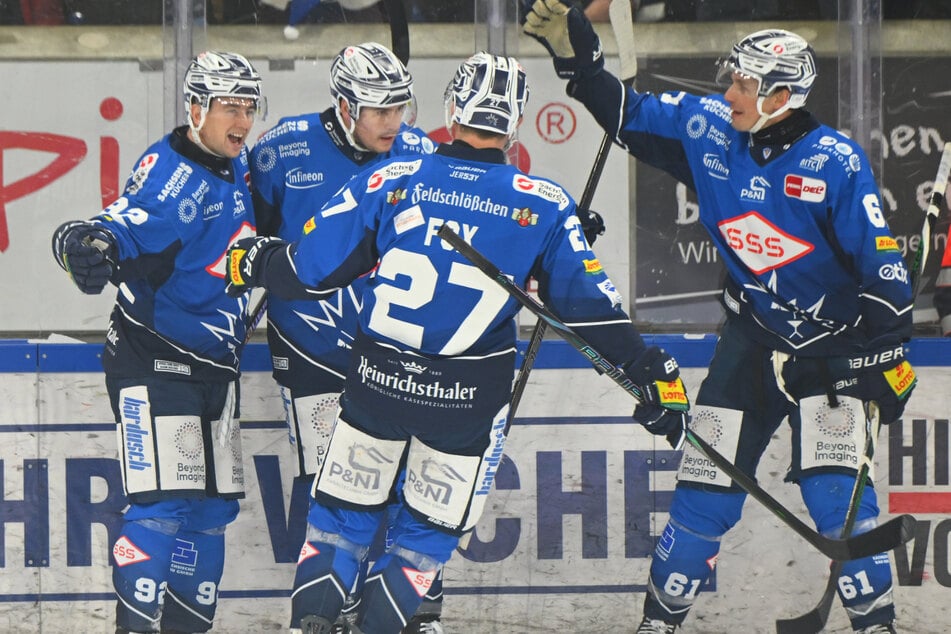 Tomas Andres (29, v.l.), Sebastian Gorcik (30), Dane Fox und Justin Braun (39) bejubeln ein Eislöwen-Tor. Am Mittwoch auch gegen Berlin?