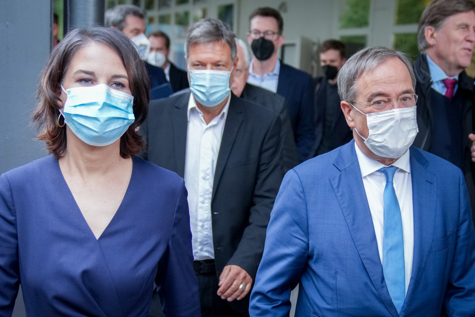 Eine Absage an "Jamaika" sei die Ampel-Sondierung nicht. Dennoch schwinden die Chancen für Armin Laschet (60, CDU, re.) Kanzler zu werden immer mehr.
