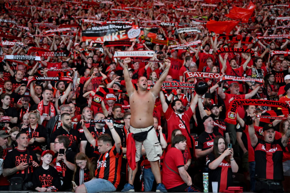 Wollen ihre Mannschaft auch in Rotterdam frenetisch anfeuern: die Ultras von Bayer Leverkusen. (Archivbild)