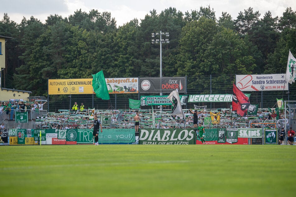 Der Auswärtsblock im Werner-Seelenbinder-Stadion war sehr gut gefüllt.