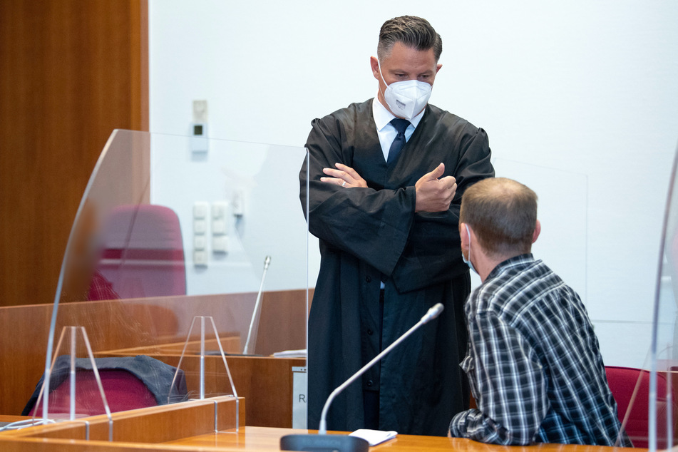 Drei Maskenverweigerer müssen sich nach einer Schlägerei in einem Troisdorfer Supermarkt vor dem Bonner Landgericht verantworten.