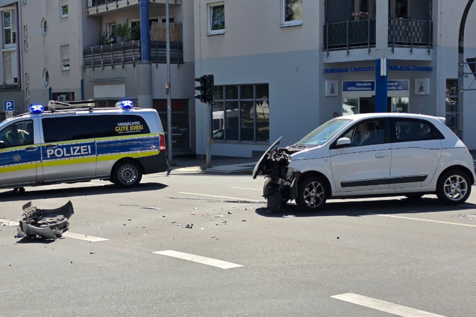 Es krachte so heftig, dass die Front des Renaults abflog.