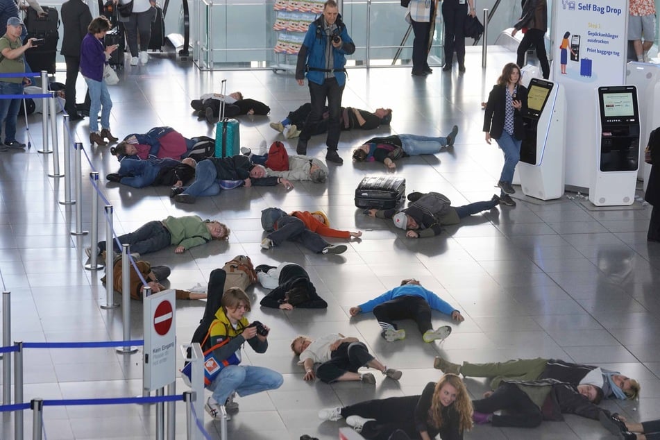 Die Klima-Aktivisten legten sich demonstrativ zu Boden.