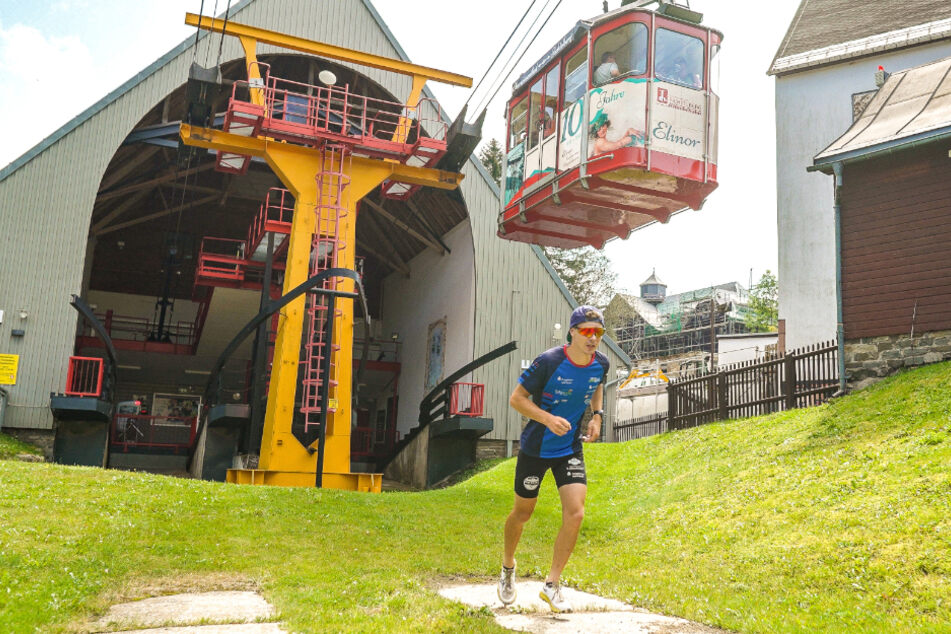 Verrücktes Rennen am Fichtelberg: Wer rennt schneller als die Schwebebahn?