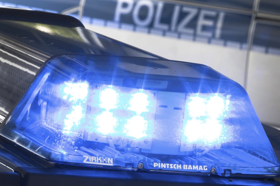 Ein Blaulicht leuchtet auf dem Dach eines Polizeiwagens. (Symbolbild)