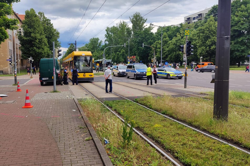 Verkehrsunfall auf der Fritz-Löffler-Straße, an der Kreuzung zur Reichenbachstraße.