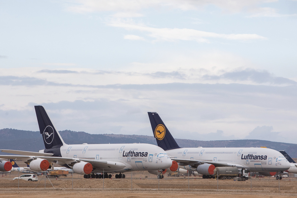 Zwei Airbus A380 der Lufthansa sind während der Corona-Pandemie auf dem Flughafen Teruel abgestellt.