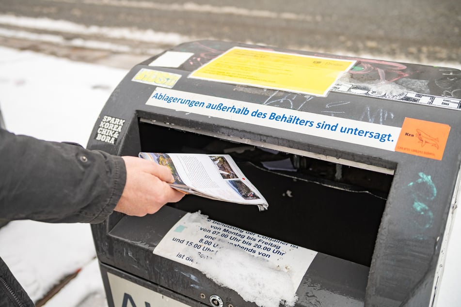 Die Entsorgung von Papiermüll im Container ist oft bequem.