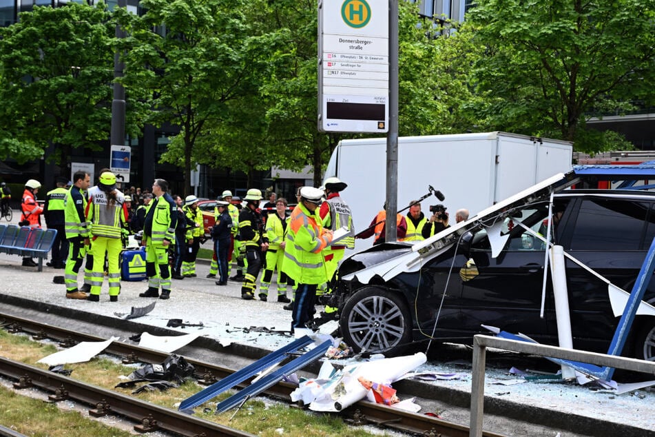 Hinweise auf einen medizinischen oder politischen Hintergrund gibt es laut Polizeiangaben keine.