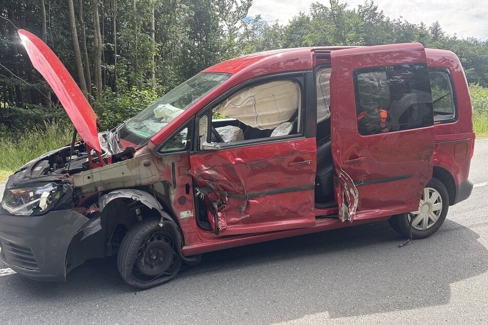 VW gerät in Gegenverkehr: Junge Fahrerin kracht in Laster