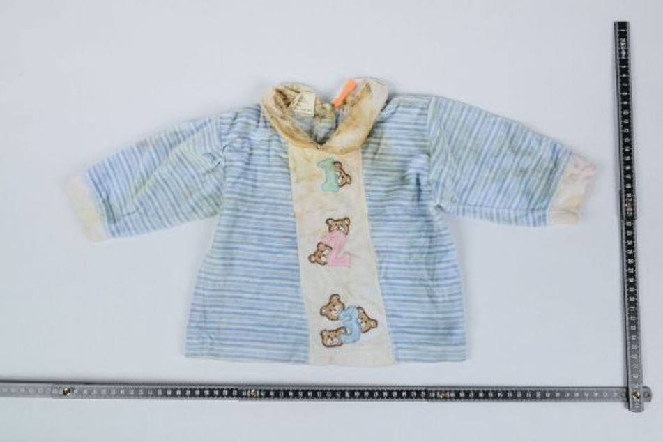 Das 1999 getötete Baby trug dieses blau gestreifte Oberteil mit Bärchen und Zahlen.