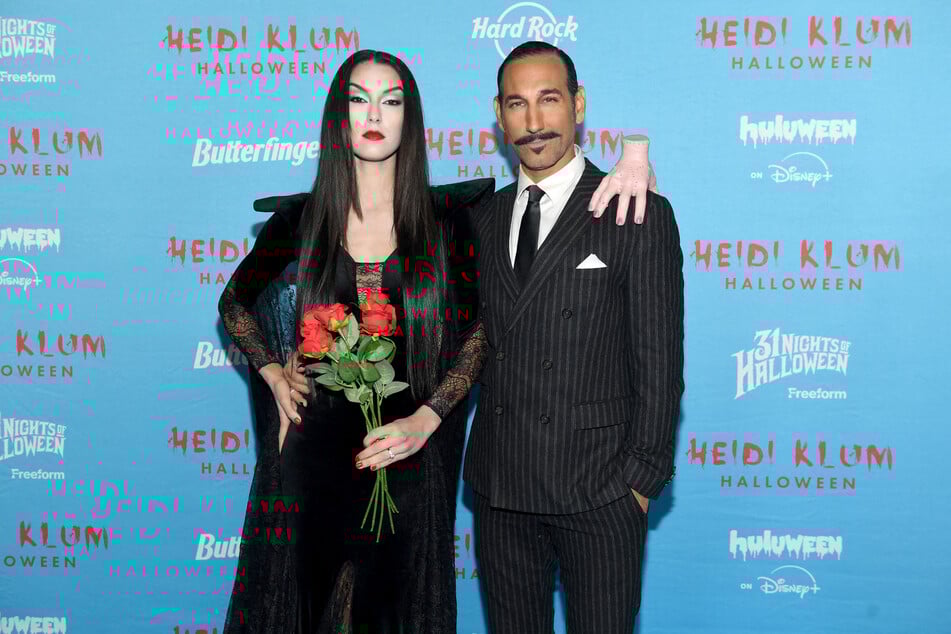 Auch das "Eiskalte Händchen" durfte bei dem "Addams Family"-Look von Rebecca Mir (33) und Massimo Sinato (44) nicht fehlen.