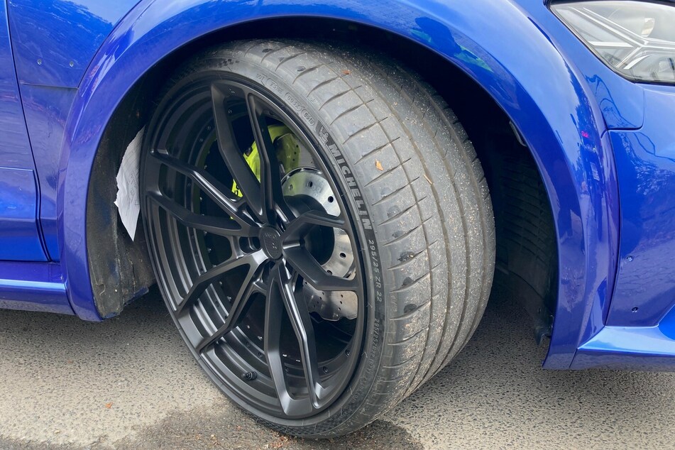 Beim Einschlagen hat das Rad des Autos Kontakt mit den Radkästen.
