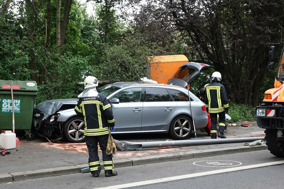 Der Audi kam erst an einem Glascontainer zum Stehen.