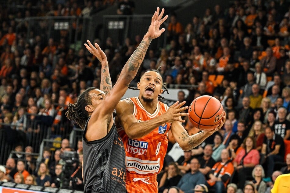 Bitter! Ex-Niners-Spieler Nelson Weidemann (r.) holte 21 Punkte für Vizemeister ratiopharm Ulm - die Chemnitzer hatten das Nachsehen.