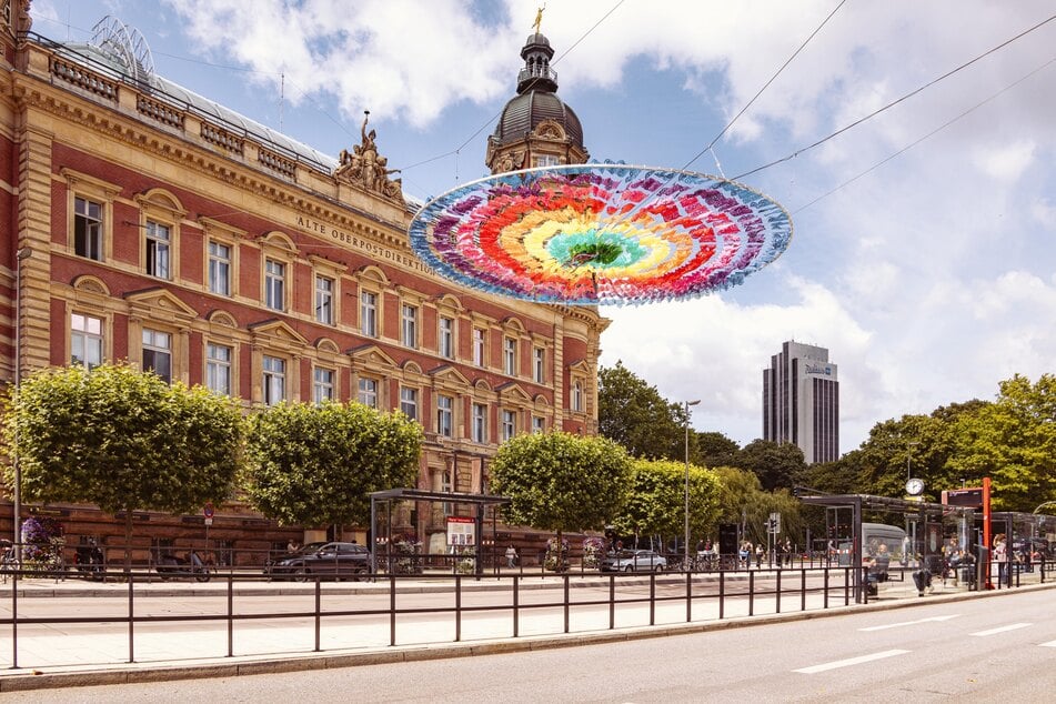 Auch eine Neuheite bei den Hamburger Sommergärten 2025: eine "Papel Picado Luminar"-Installation - handgefertigtes, mexikanisches Luftkunstwerk - in der Dammtorstraße.