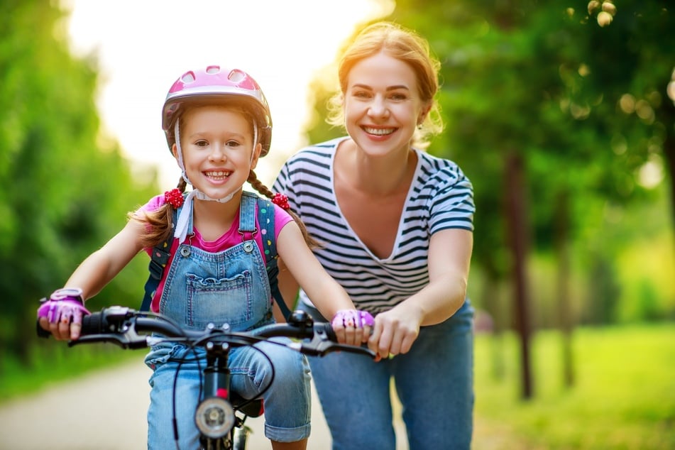 Du kannst Dein Kind beim Fahrradfahren lernen unterstützen, indem Du es immer wieder lobst und bestärkst.
