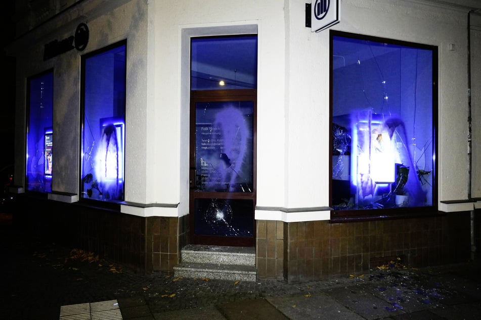 Bei mehreren Geschäftsräumen wurden Scheiben zerstört und mit Graffiti besprüht.