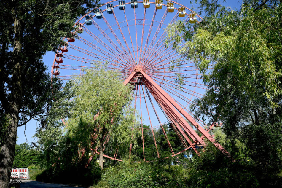Das Riesenrad auf dem Gelände des ehemaligen DDR-Vergnügungsparks im Plänterwald. (Archivbild)