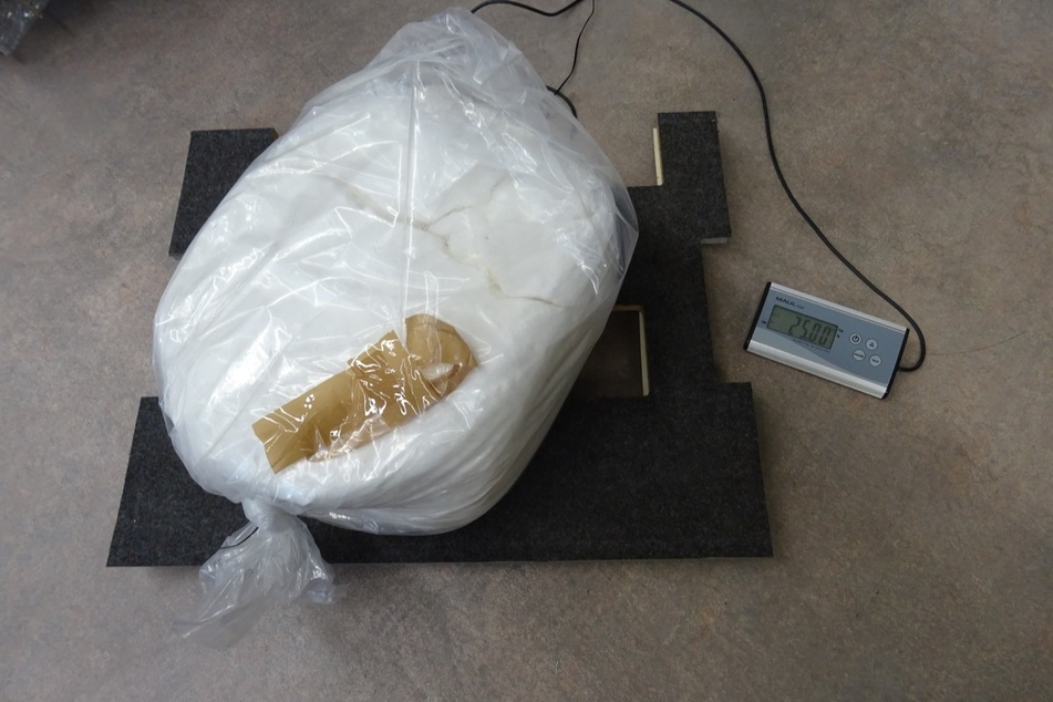Die Zöllner entdeckten 25 Kilogramm Grundstoff für Ecstasy-Tabletten in einem Paketzentrum in Nürnberg.