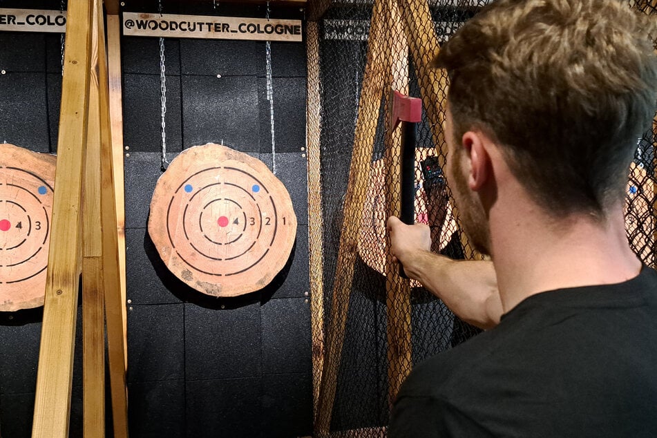 Mit Geschick und Präzision soll das Beil, ähnlich wie beim Dartsspielen, in der Zielscheibe stecken bleiben.